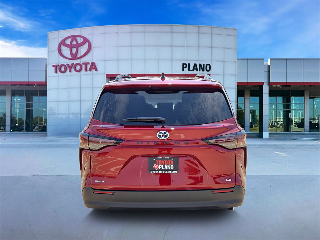 2025 Toyota Sienna LE photo 3