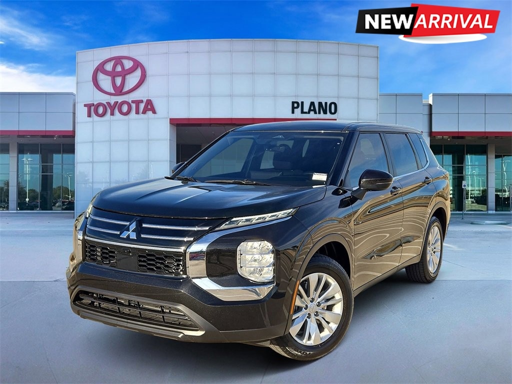 2025 Mitsubishi Outlander ES's photo