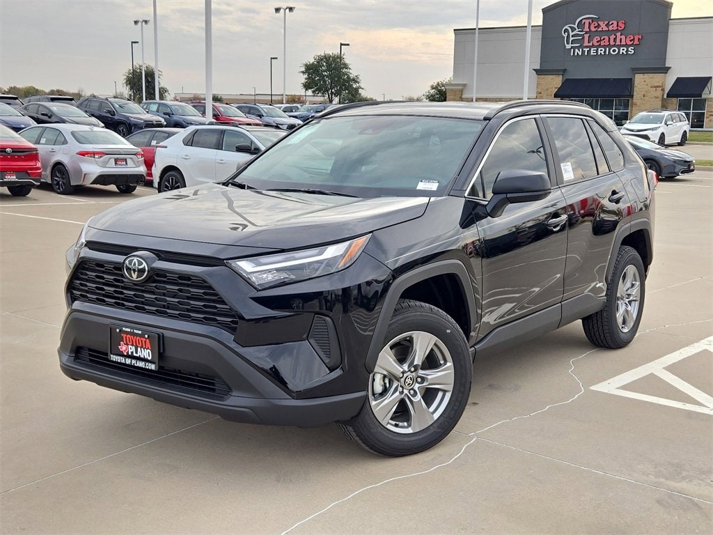 2025 Toyota RAV4 LE's photo