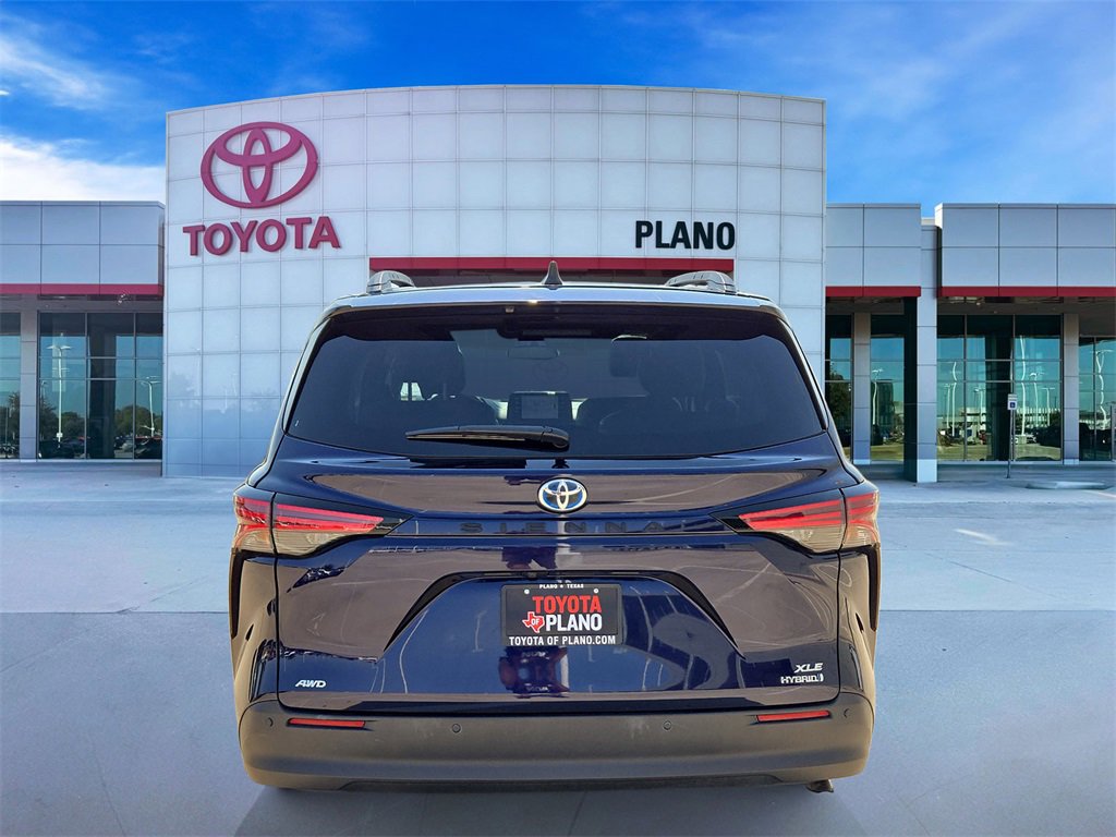 2021 Toyota Sienna XLE photo 3