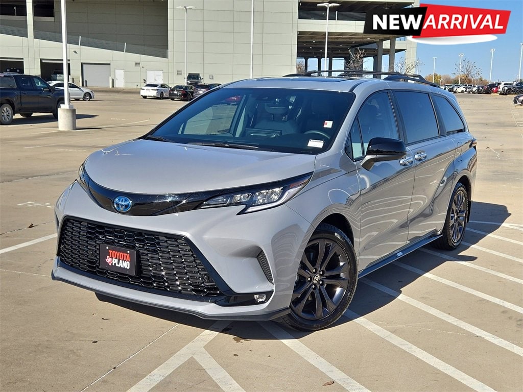 2025 Toyota Sienna XSE's photo