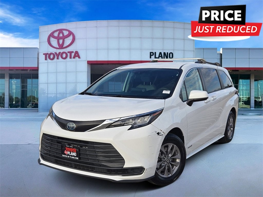 2021 Toyota Sienna LE's photo