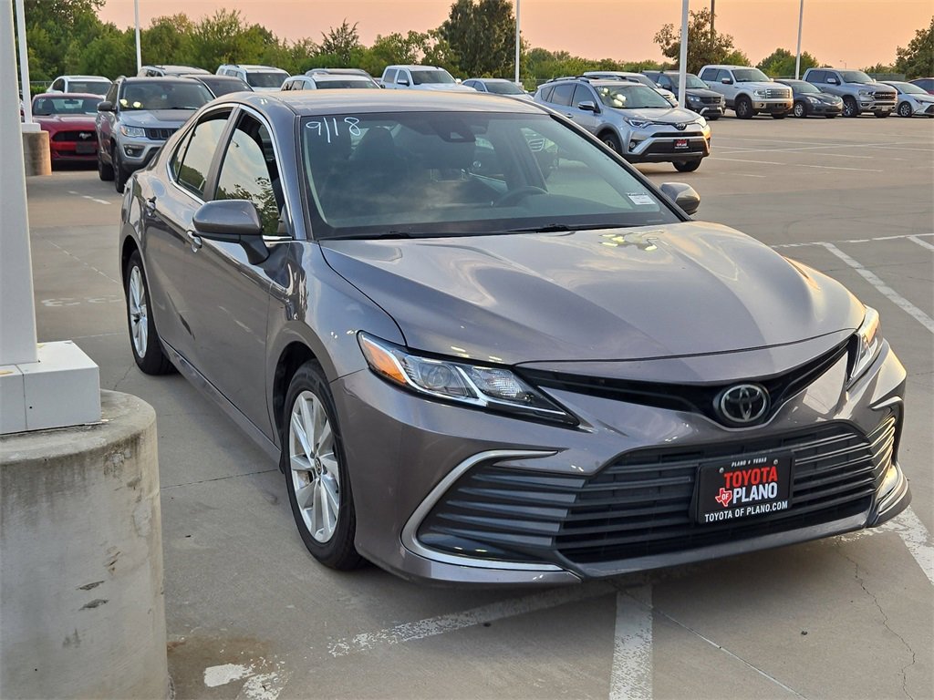 2023 Toyota Camry LE photo 3