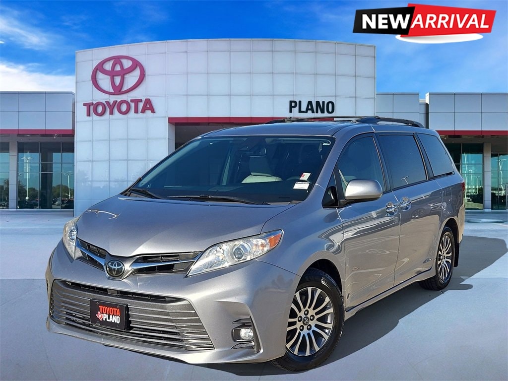 2018 Toyota Sienna XLE's photo