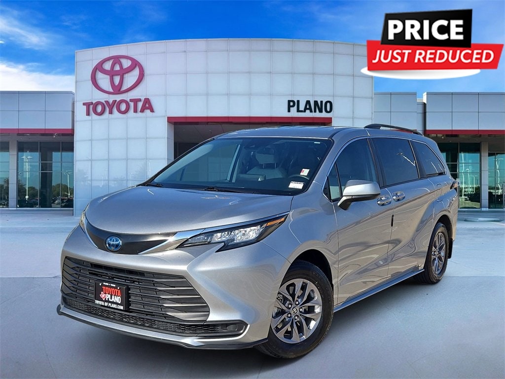 2023 Toyota Sienna LE's photo