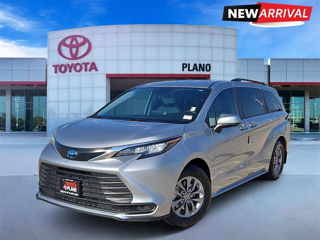 2023 Toyota Sienna LE's photo