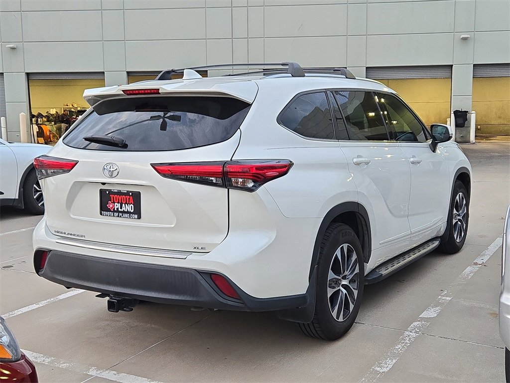 2021 Toyota Highlander XLE photo 3