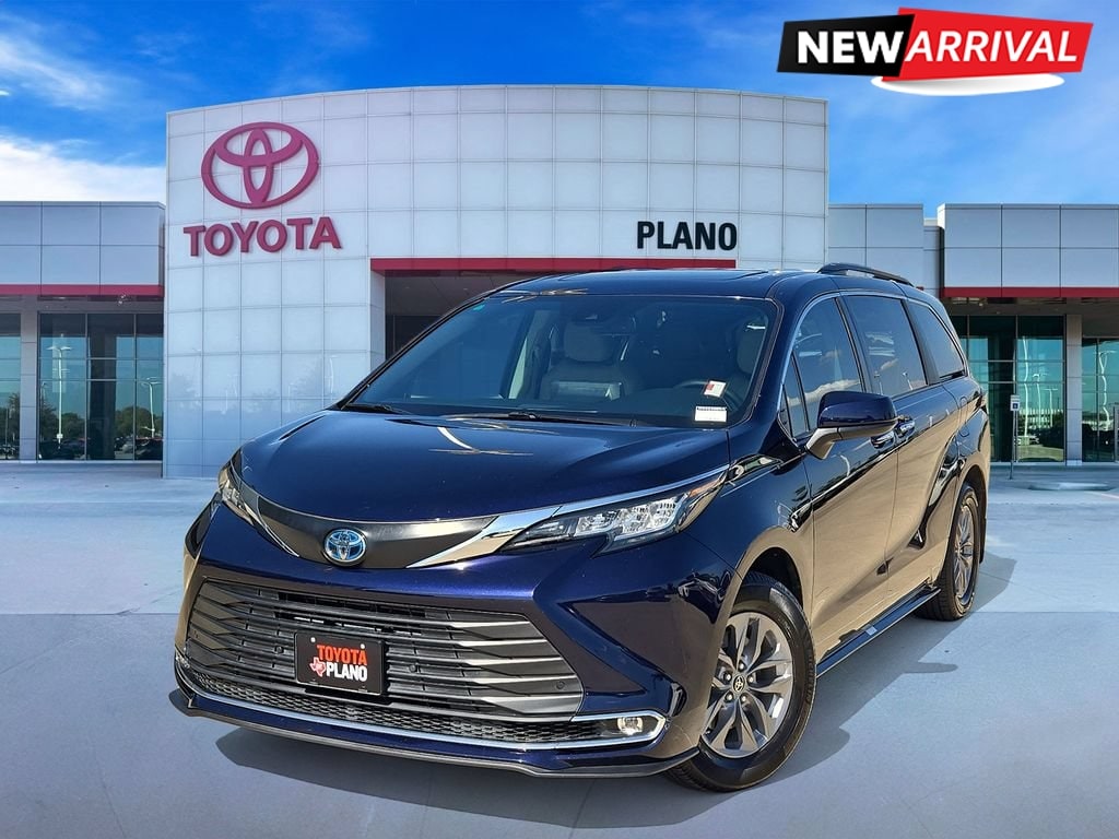2022 Toyota Sienna XLE 8-Passenger Hybrid FWD's photo