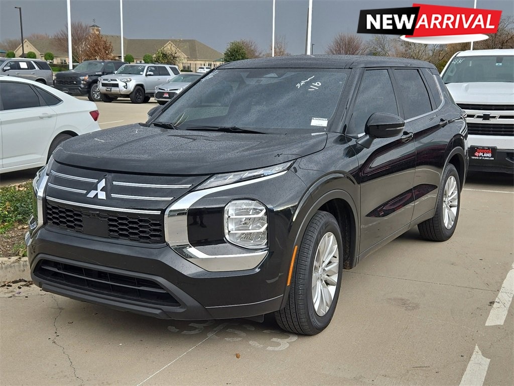 2025 Mitsubishi Outlander ES's photo