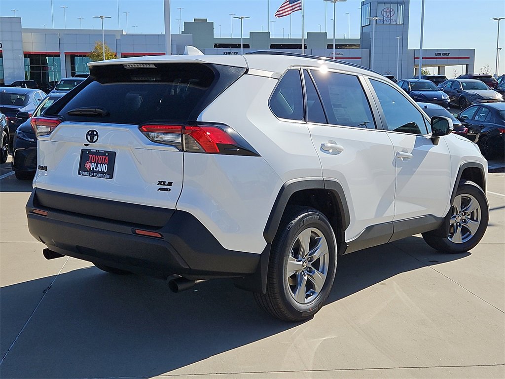 2025 Toyota RAV4 XLE photo 2