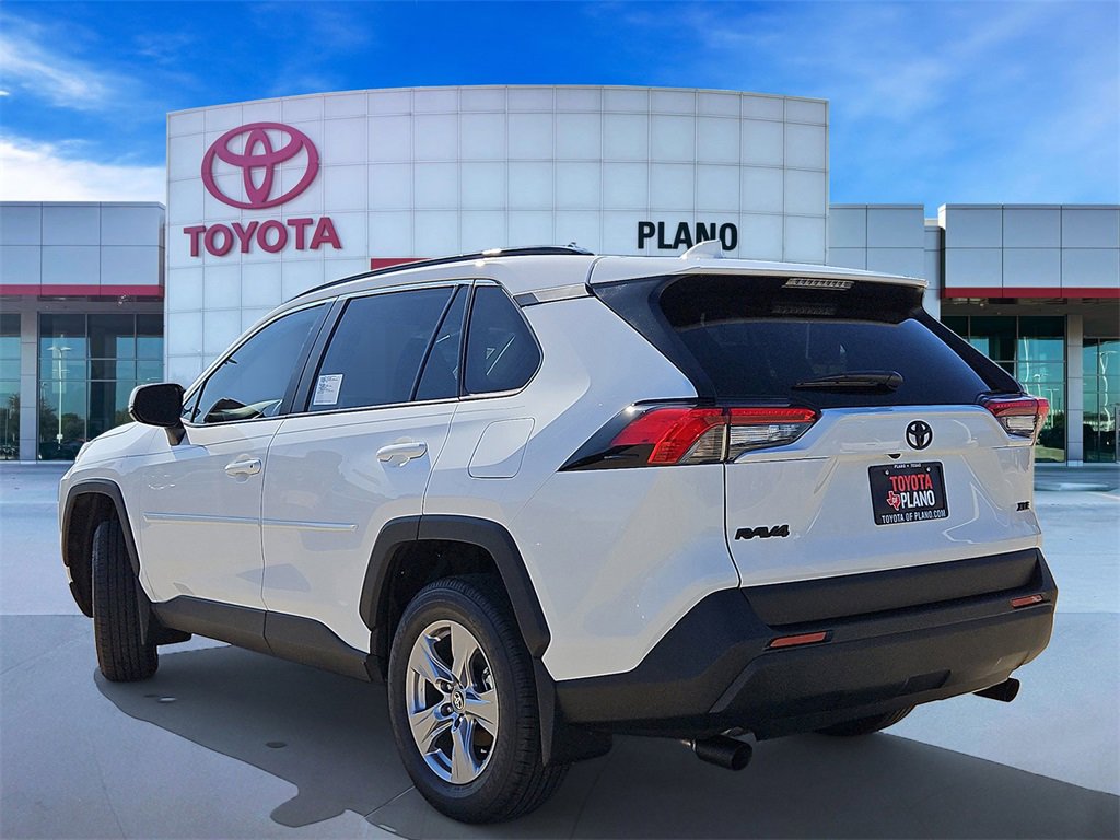 2025 Toyota RAV4 XLE photo 2