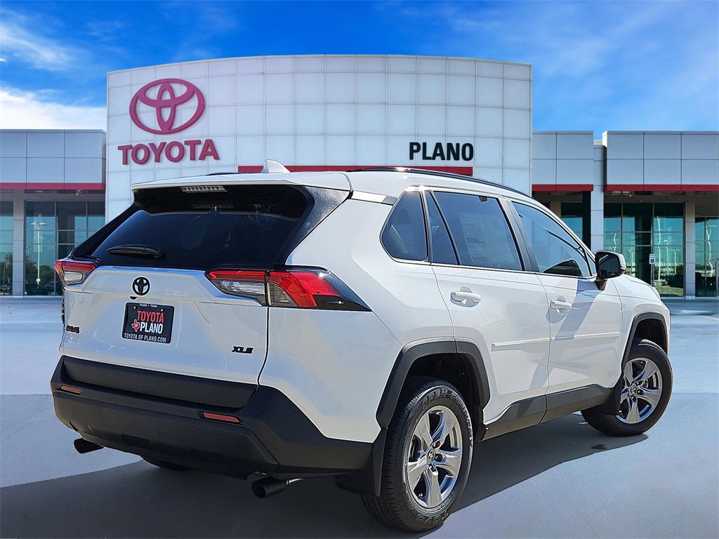 2025 Toyota RAV4 XLE photo 4