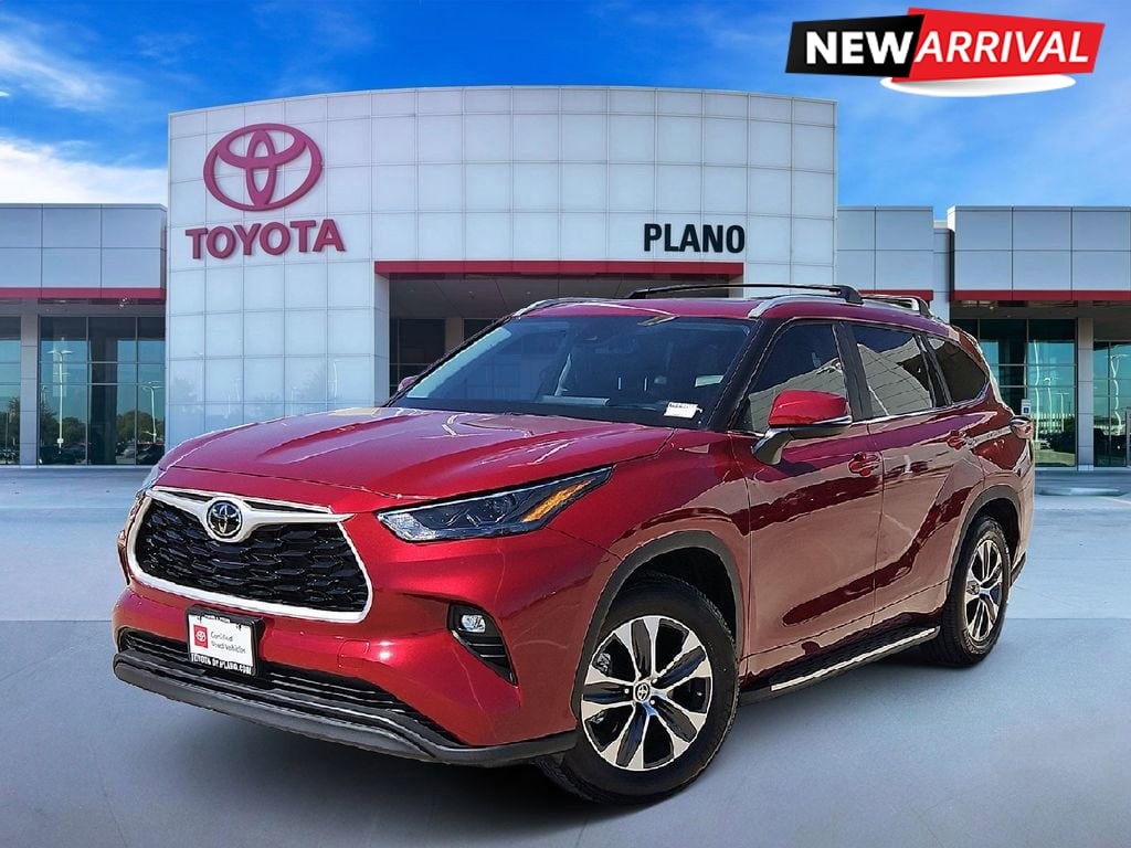 2024 Toyota Highlander LE FWD's photo