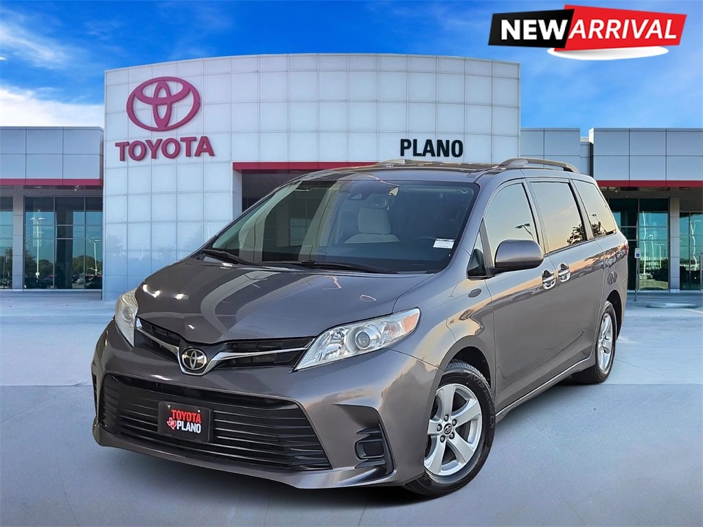 2019 Toyota Sienna LE's photo