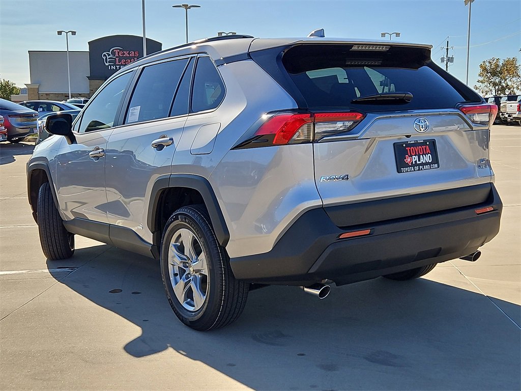 2025 Toyota RAV4 Hybrid LE photo 2