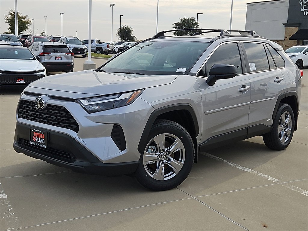 2025 Toyota RAV4 LE's photo