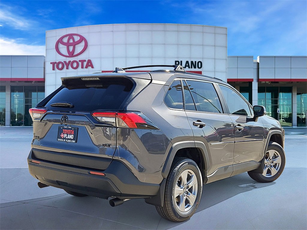 2025 Toyota RAV4 XLE photo 4