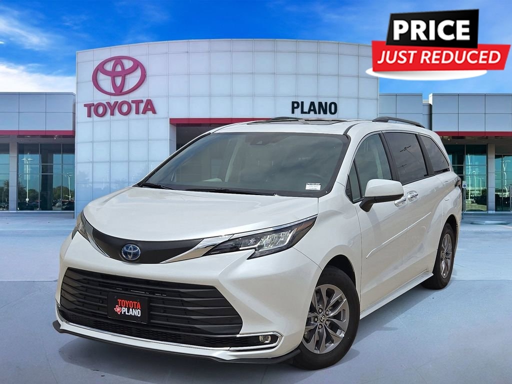 2023 Toyota Sienna XLE 7-Passenger Hybrid FWD's photo