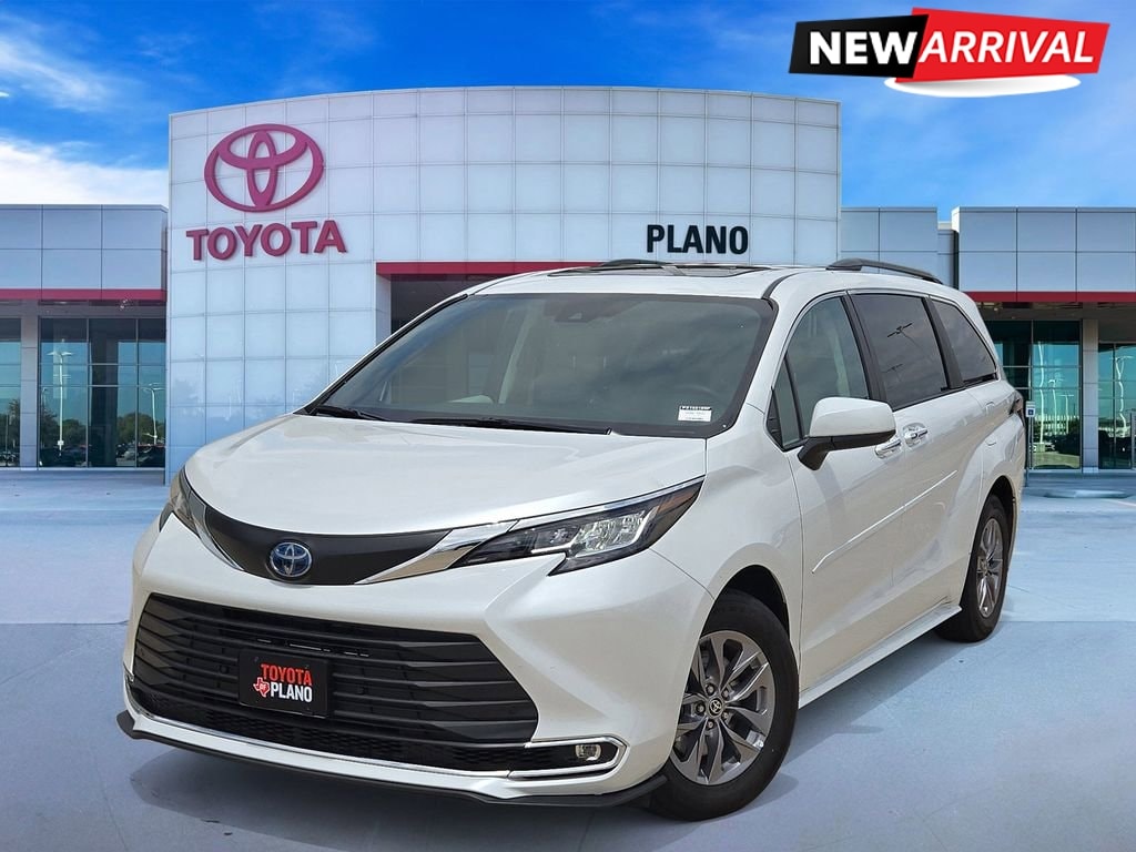 2023 Toyota Sienna XLE 7-Passenger Hybrid FWD's photo