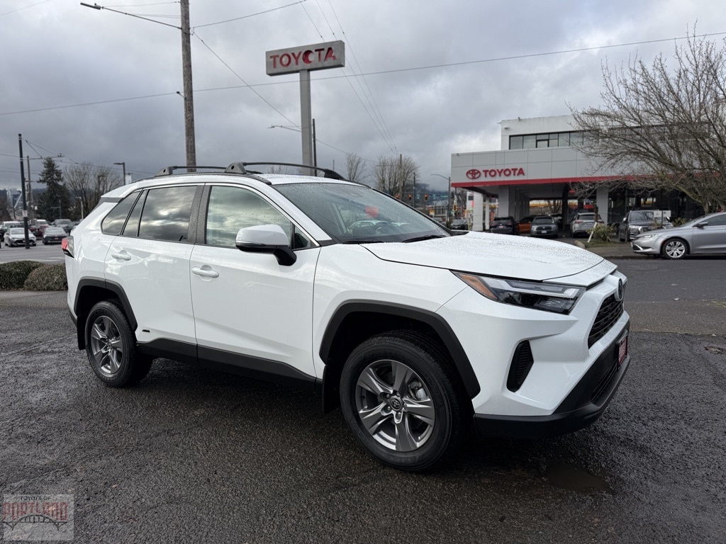 2024 Toyota RAV4 XLE's photo