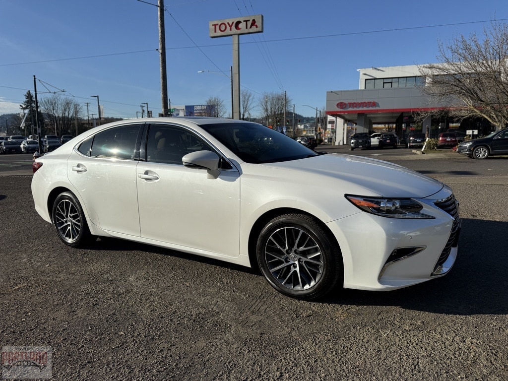 2016 Lexus ES 350's photo