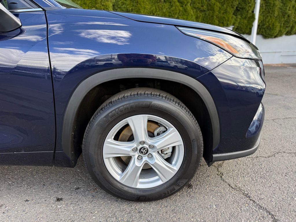 2025 Toyota Highlander LE - Photo 12