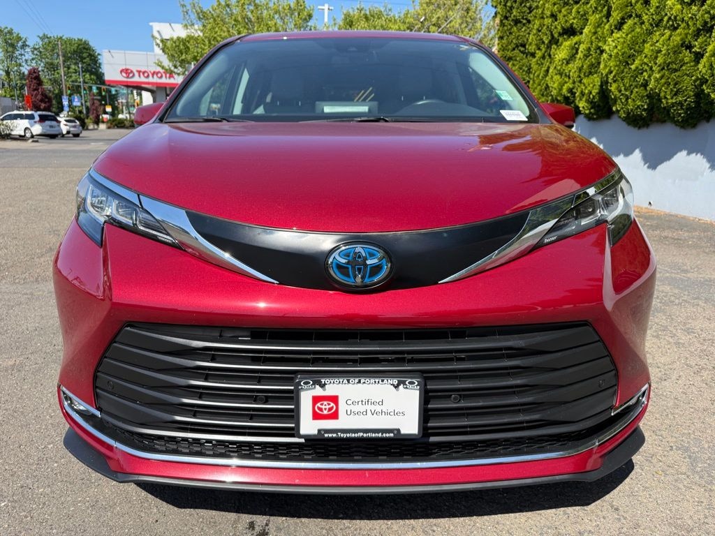 Certified 2023 Toyota Sienna XLE Minivan/Van