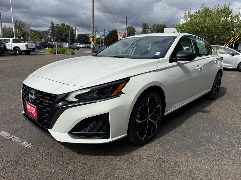 2025 Nissan Altima SR - Photo 4