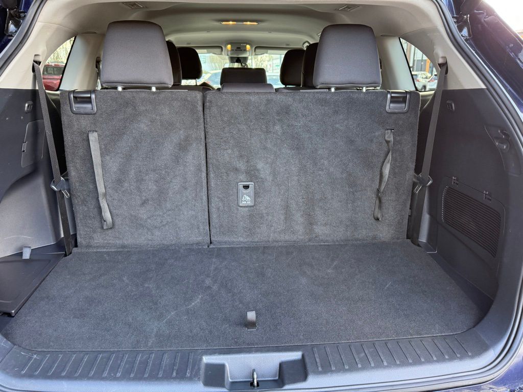 2025 Toyota Highlander LE - Photo 9