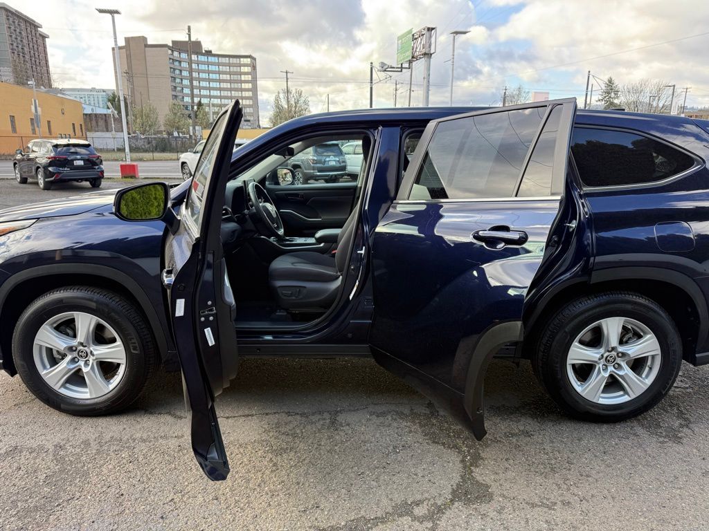 2025 Toyota Highlander LE - Photo 18