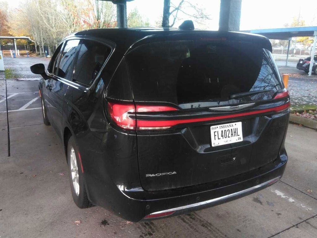 2024 Chrysler Pacifica Touring L photo 3