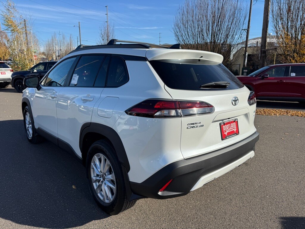 2026 Toyota Corolla Cross LE photo 4