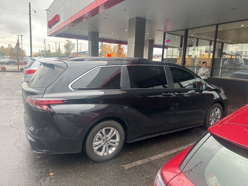 2022 Toyota Sienna XSE photo 3
