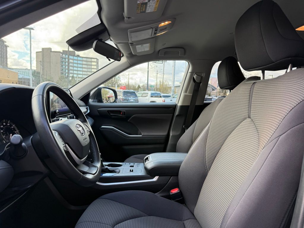 2025 Toyota Highlander LE - Photo 14