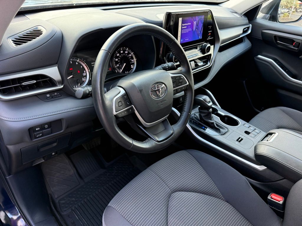 2025 Toyota Highlander LE - Photo 13