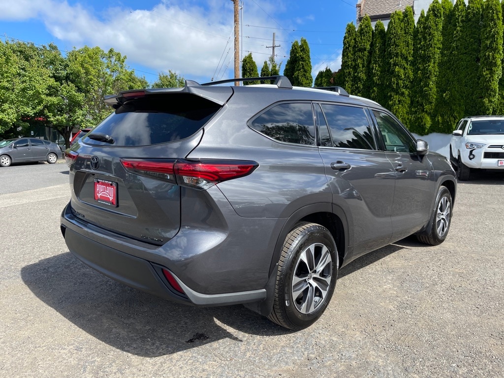 Used 2022 Toyota Highlander XLE with VIN 5TDHZRBH4NS240155 for sale in Portland, OR