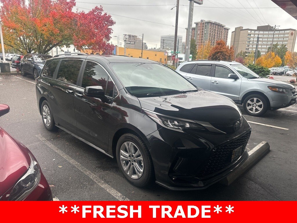 2022 Toyota Sienna XSE photo 2