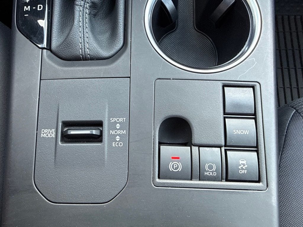 2025 Toyota Highlander LE - Photo 27