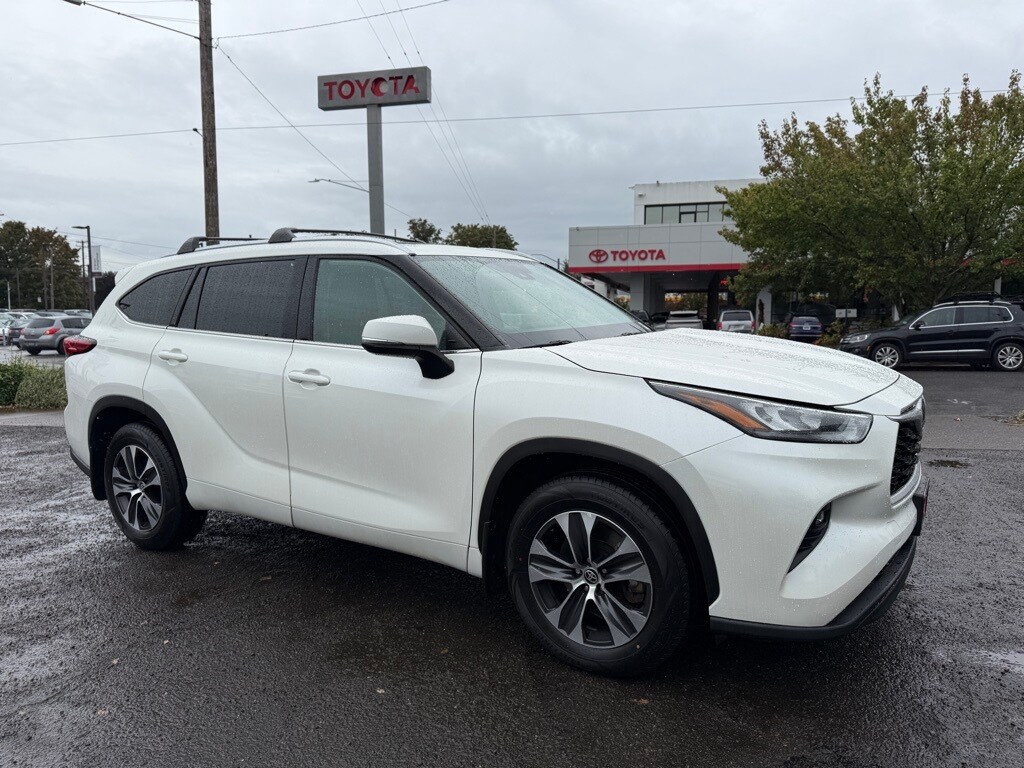 2020 Toyota Highlander XLE photo 2