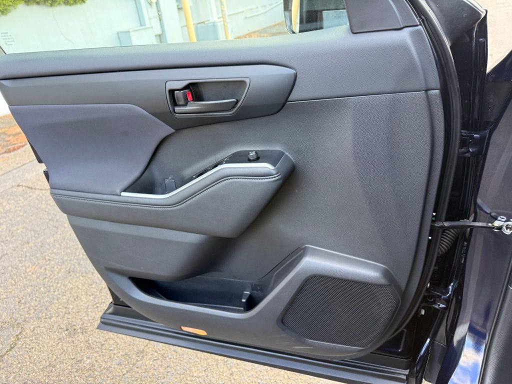 2025 Toyota Highlander LE - Photo 25
