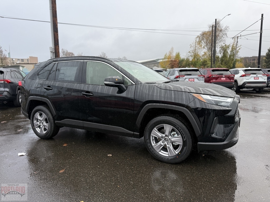 2025 Toyota RAV4 XLE's photo
