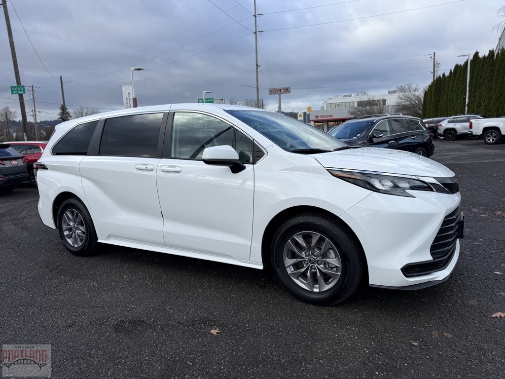 2024 Toyota Sienna LE's photo