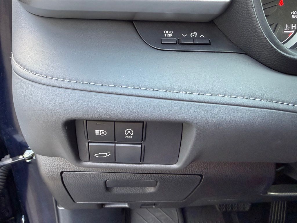 2025 Toyota Highlander LE - Photo 26