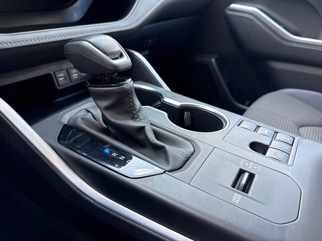 2025 Toyota Highlander LE - Photo 30