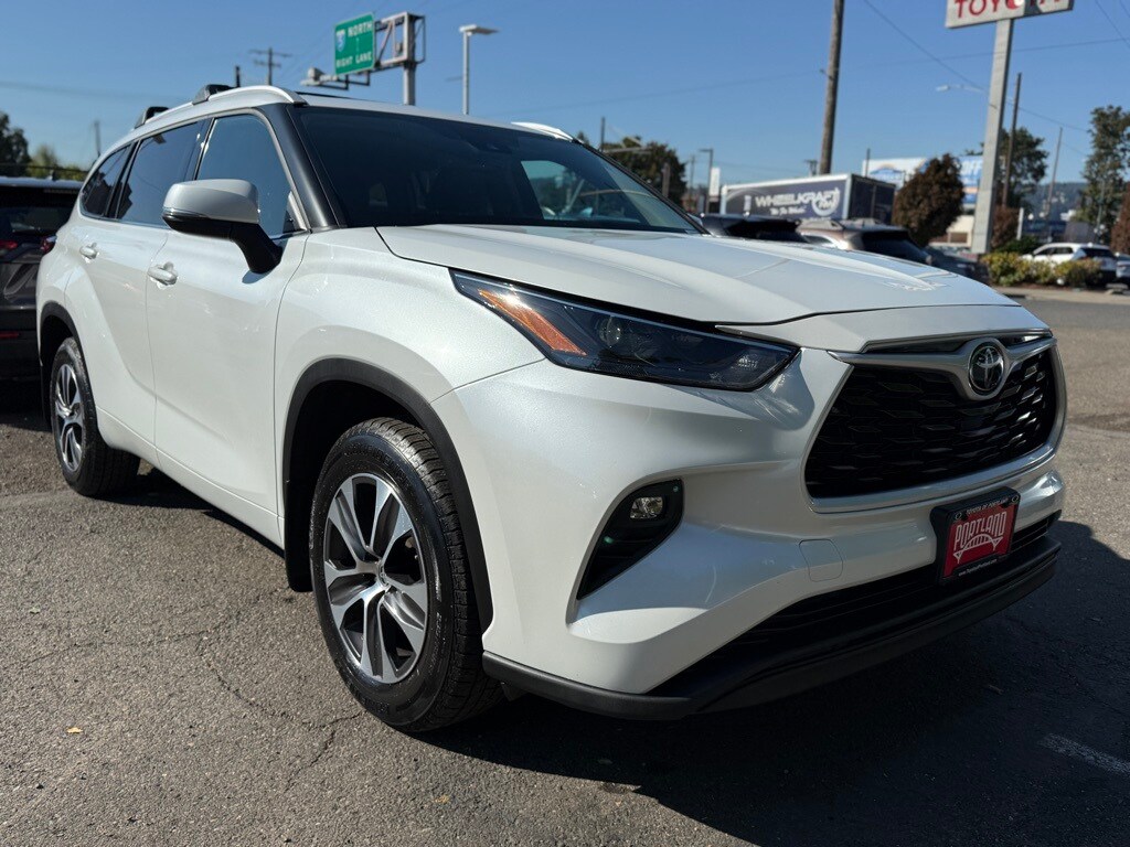 2022 Toyota Highlander XLE photo 2