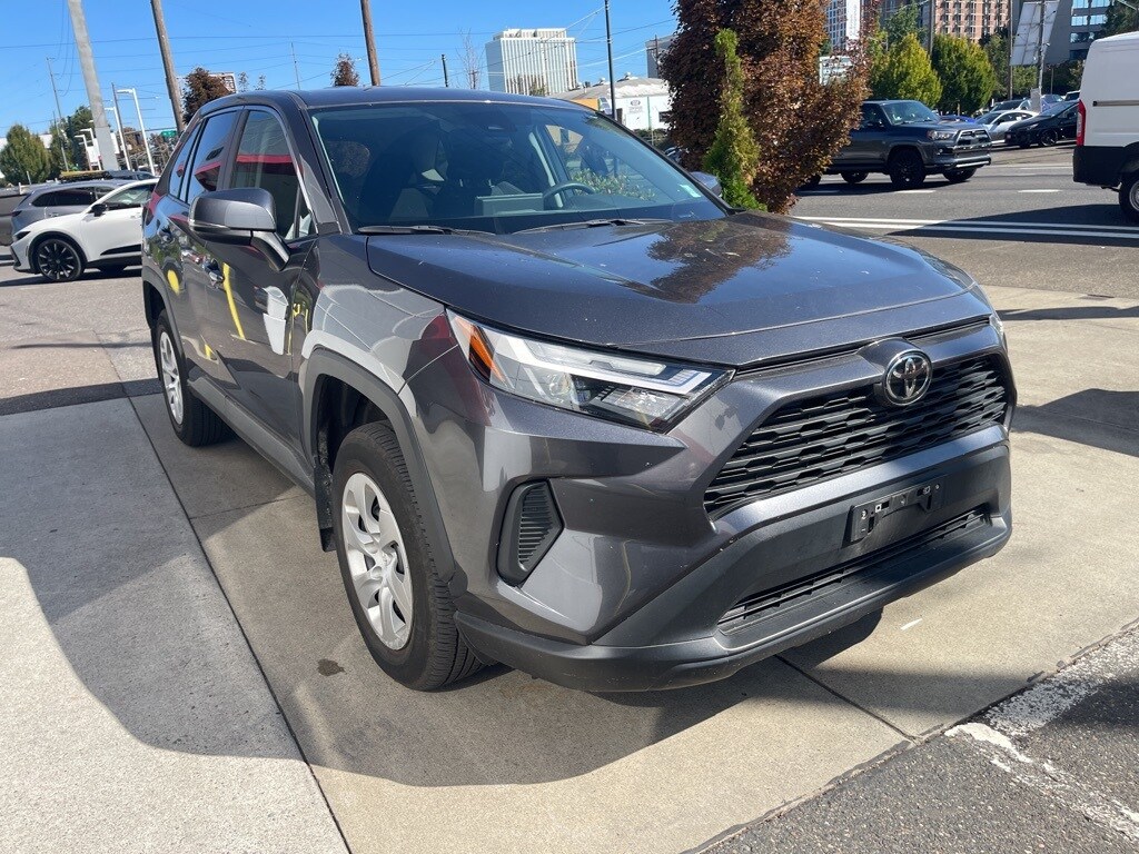 2023 Toyota RAV4 LE photo 3