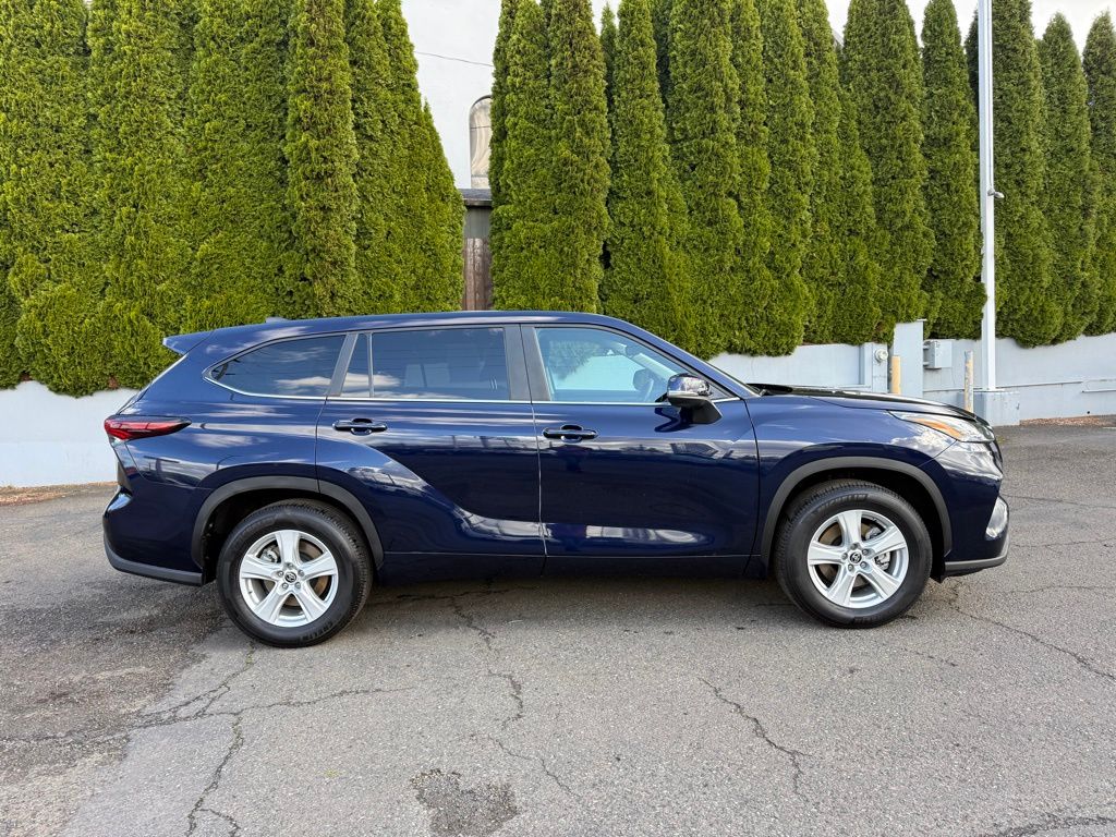 2025 Toyota Highlander LE - Photo 11