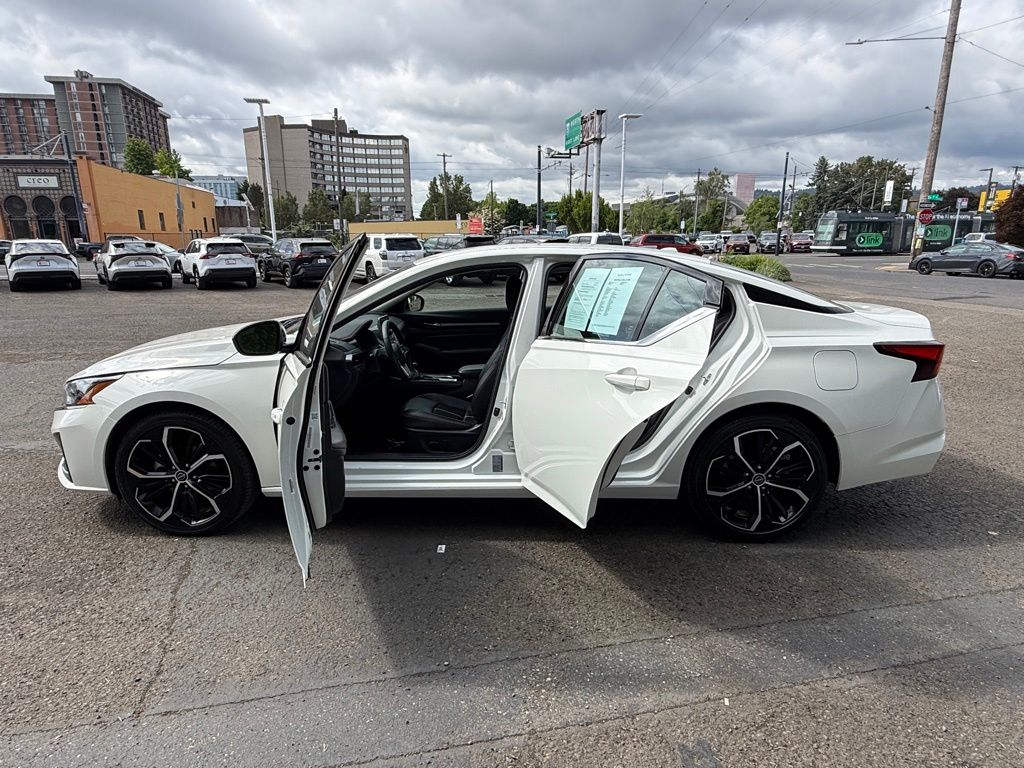 2025 Nissan Altima SR - Photo 16