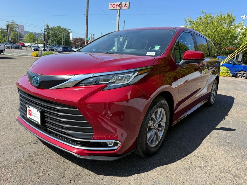 Certified 2023 Toyota Sienna XLE Minivan/Van