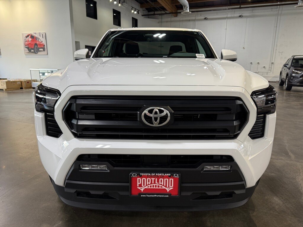 2025 Toyota Tacoma SR5 XtraCab photo 3
